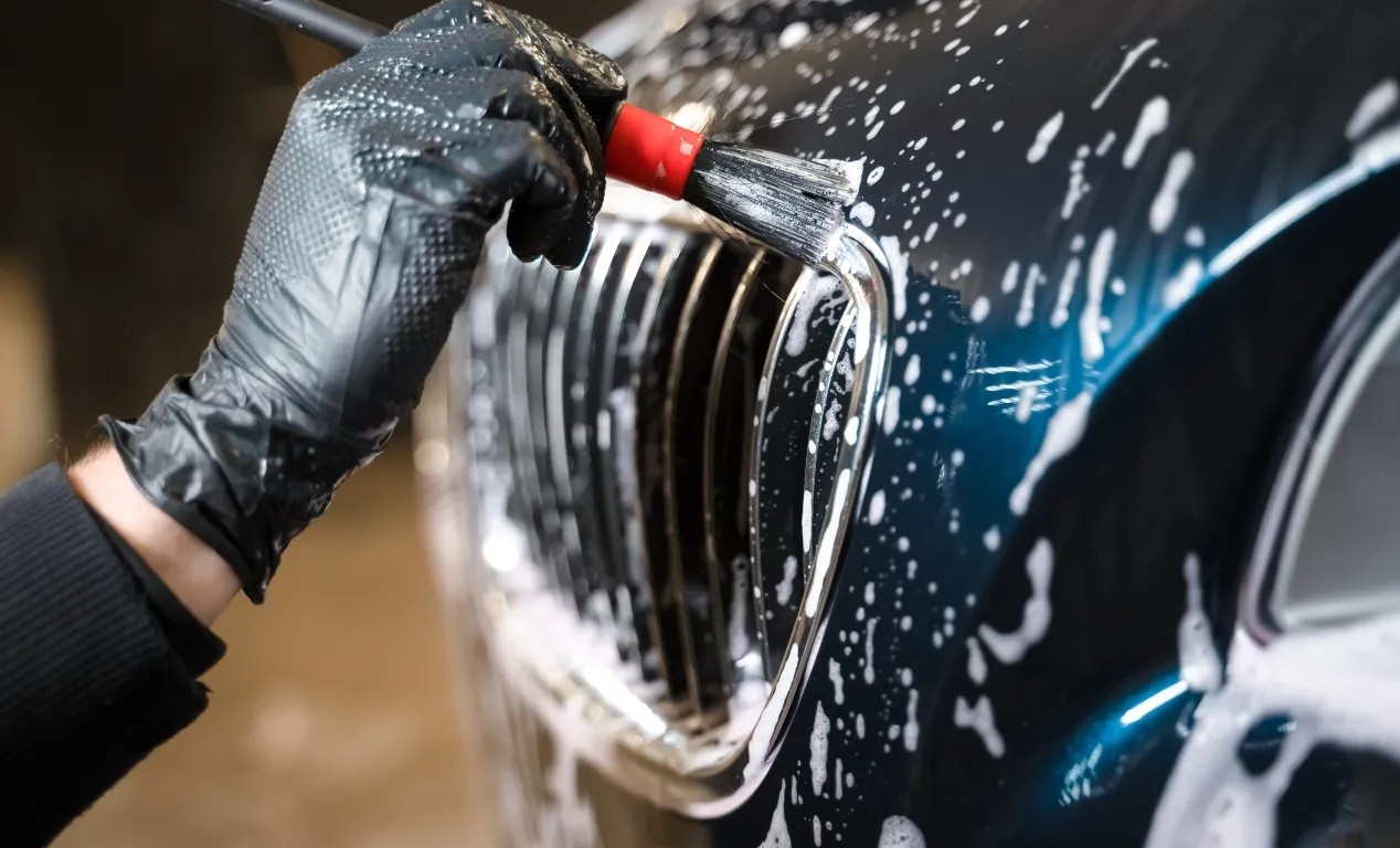 ¿Cómo lavar por dentro y por fuera un auto nuevo en casa correctamente sin rayarlo?